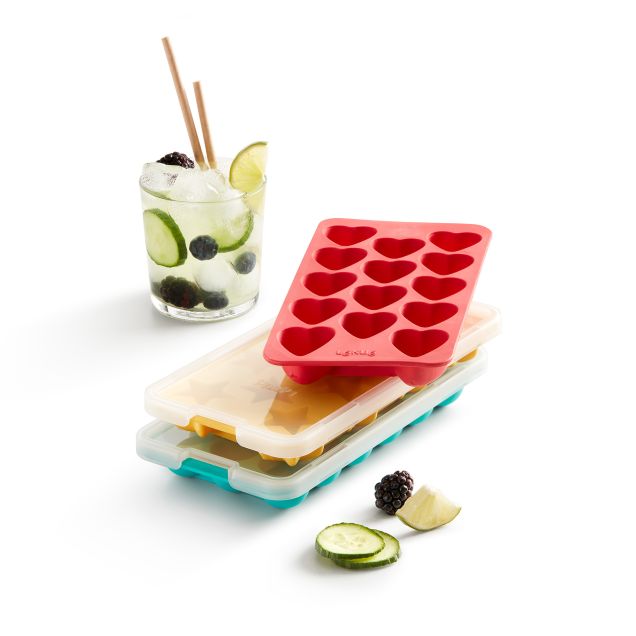 Cubitera con tapa corazón ¡La forma más divertida de refrescarte!