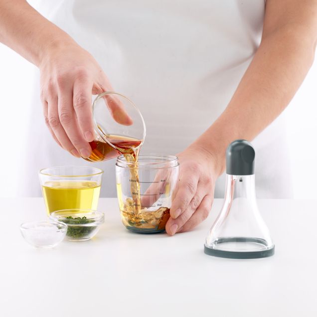 Dressing Shaker Shake to emulsify your salad dressings quickly and easily!