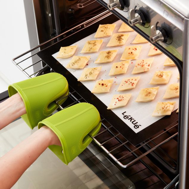 Pince De Cuisine Silicone Poignée de cuisine en silicone ou gant de cuisine pour tenir les ustensiles chauds.