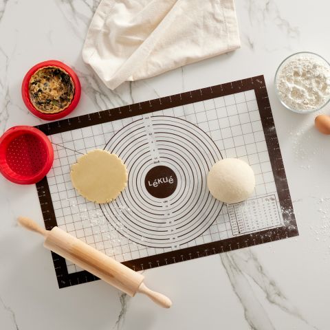 Non-stick pastry mat with measures, 24" x 16" Silicone pastry mat with measurements.