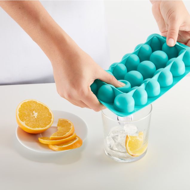 Round ice cube tray with lid The funniest way to refresh yourself!