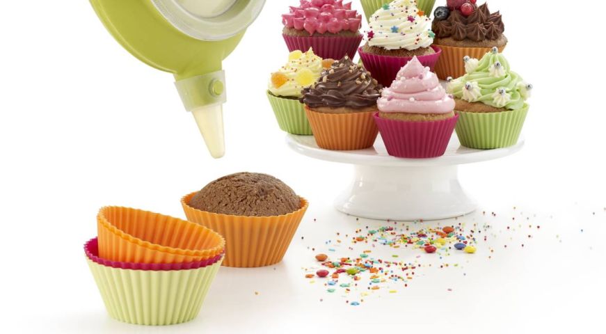 Set of 6 Muffin Cup, 7 cm 6 re-usable Silicone moulds for baking muffins.