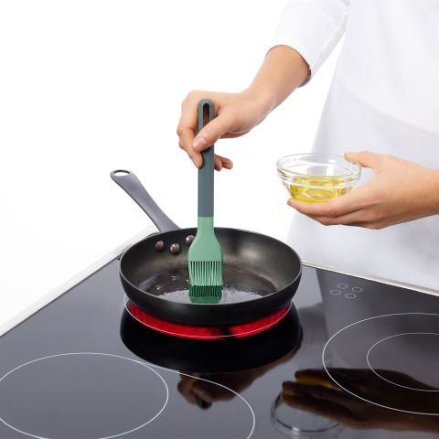 Non-Scratch Platinum Silicone Brush Give your dishes the perfect finishing touch!