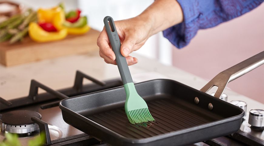 Non-Scratch Platinum Silicone Brush Give your dishes the perfect finishing touch!
