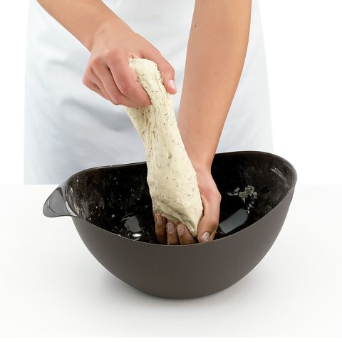 Bread Maker Kit Weigh, knead and bake your home-made bread in a single container.