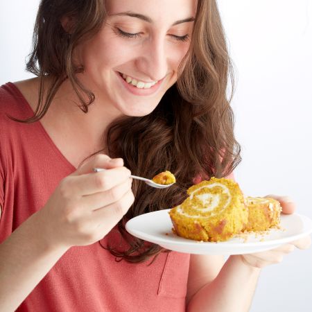 Roll Cake Mat A sheet that makes it easy to prepare rolled dishes.