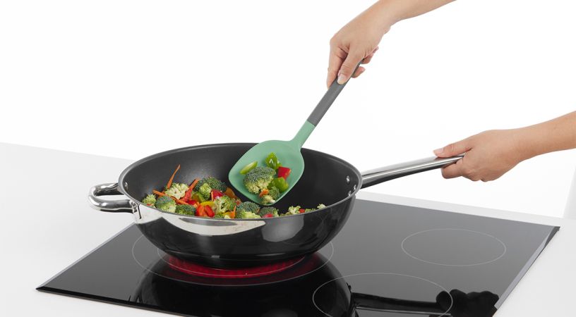 Wok spatula To stir and sauté ingredients.