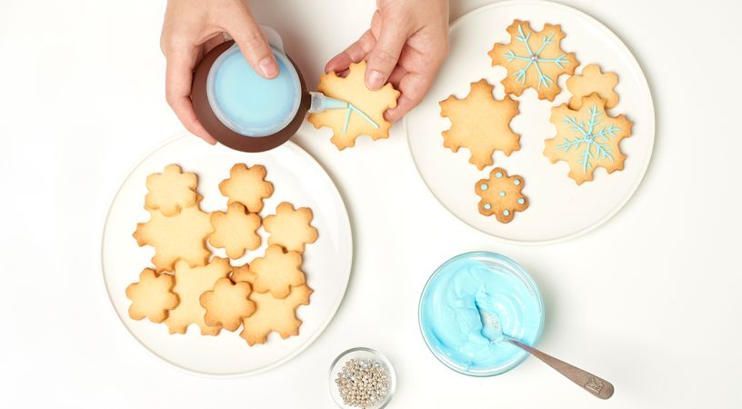 Puzzle Snow Cookie Cutter 19 snowflake-shaped cookies all at once!