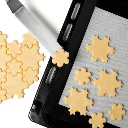 Puzzle Snow Cookie Cutter 19 snowflake-shaped cookies all at once!