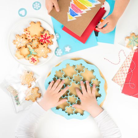 Puzzle Snow Cookie Cutter 19 snowflake-shaped cookies all at once!