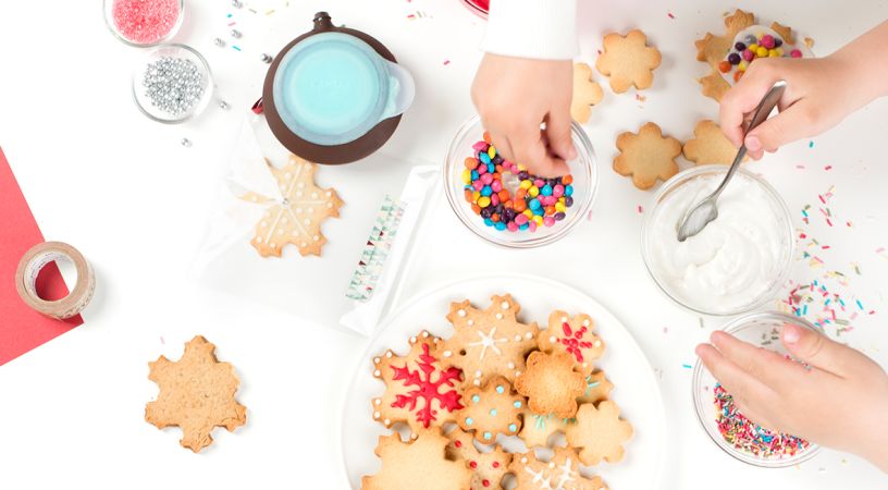 Puzzle Snow Cookie Cutter 19 snowflake-shaped cookies all at once!