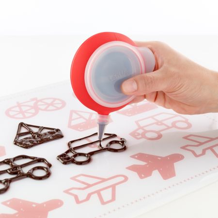 Decopen with 4 Nozzles Prettier desserts and savoury dishes with your decorating pen.