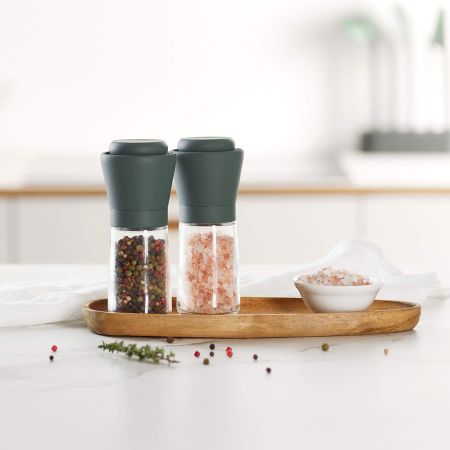 Set of 2 Salt and Pepper Mills Brighten up and add flavor to your preparations!