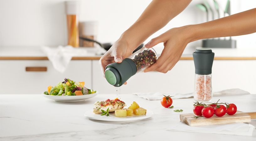 Set of 2 Salt and Pepper Mills Brighten up and add flavor to your preparations!