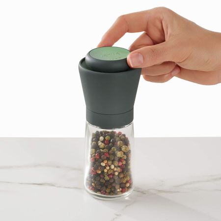 Set of 2 Salt and Pepper Mills Brighten up and add flavor to your preparations!