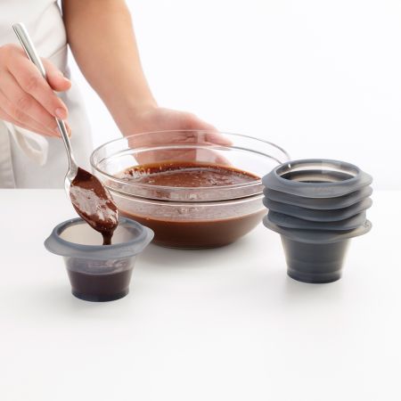 Molde Fondant Hornea 6 deliciosos pasteles de lava fundida en moldes individuales.