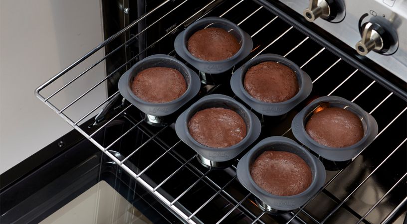 Molde Fondant Hornea 6 deliciosos pasteles de lava fundida en moldes individuales.