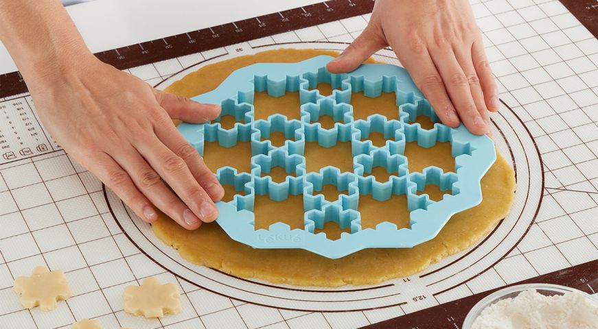 Non-stick pastry mat with measures, 24" x 16" Silicone pastry mat with measurements.
