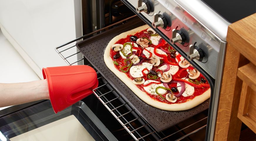 Rectangular Pizza Crisper Mat Bake delicious home-made pizza with a crispy finish.