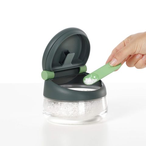 Salero Conservación y practicidad de la mano.