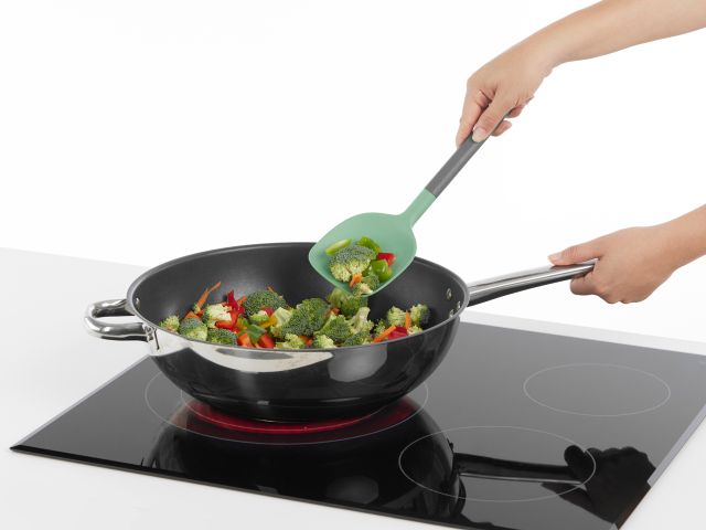 Wok spatula To stir and sauté ingredients.