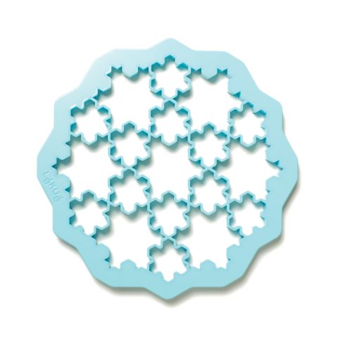 Puzzle Snow Cookie Cutter 19 snowflake-shaped cookies all at once!