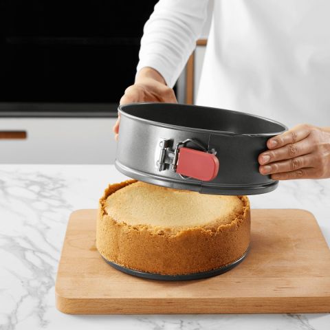 Non-Stick Springform, ø20 cm Perfect baking for your delicate cakes!