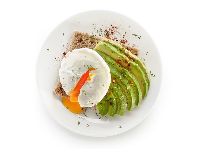 Huevos escalfados con aguacate