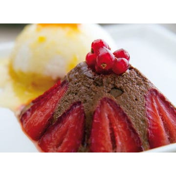 Chocolate and strawberry mousse pyramide
