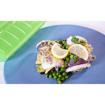 Rollitos de pescado con verduras al limon