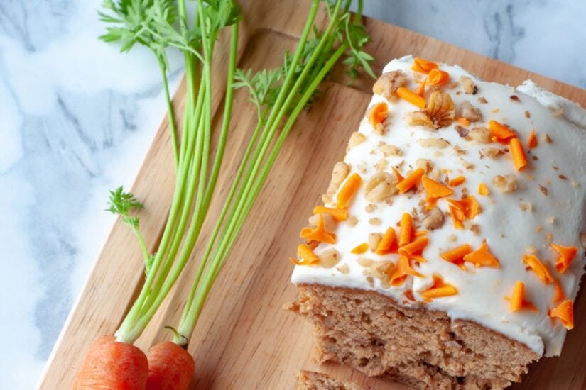Prepara una rica y saludable tarta de zanahoria con frosting de queso